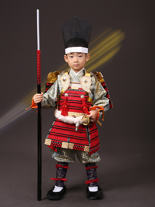 5歳ヨロイ着用槍持ち姿